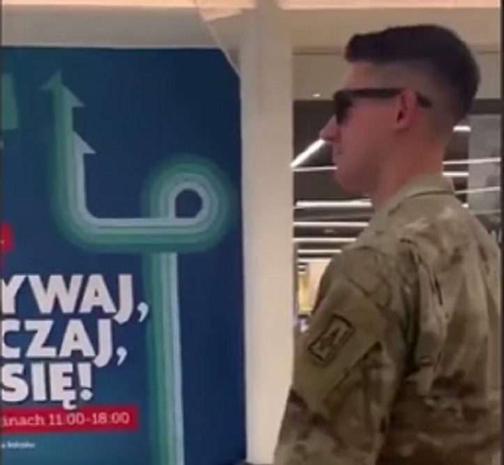 Muž obviňuje amerických vojakov v poľskom nákupnom centre, že sú šíriteľmi “sodomie"