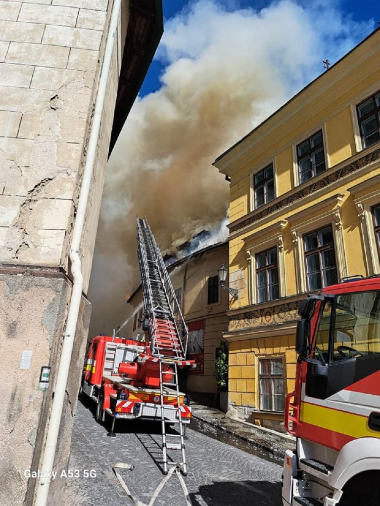 Na námestí v centre Banskej Štiavnice horí historická budova