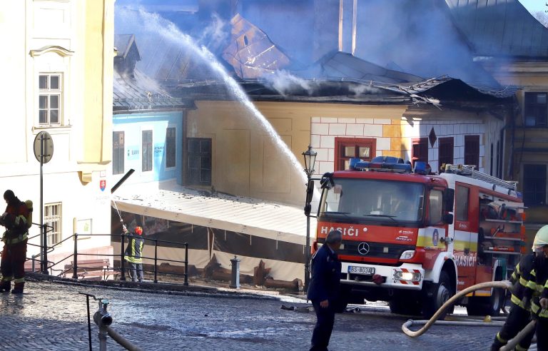 Banská Štiavnica: Požiar v centre mesta sa rozšíril na viacero objektov